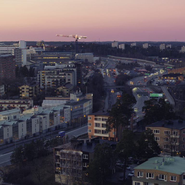 Däcka över E18