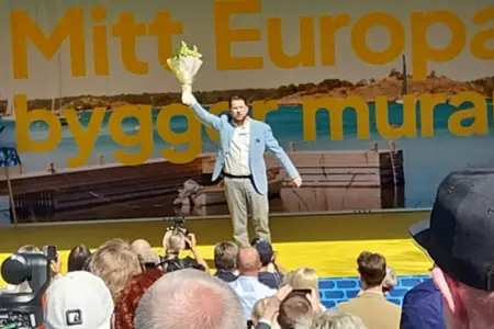 Jimmie blir avtackad efter en timmes långt tal i vårsolen och det var en mycket varm dag i Långholmen fina park som ligger skönt invid kanalen där gamla fina träbåtar har sin hamn.