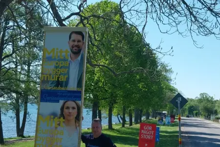 Vi är ju inte det största partiet i Hjo, men vi har i alla fall den största högsta EU val skylt som bör inbringa lite röster till partiet hoppas vi. Nu när rösträkningen är över så blev valdeltagandet 56,6 procent. Vi kan glädja oss över att de sista 150 rösterna tilldelas flest till Sverigedemokraterna med 31 röster. Sossarna fick 29 Moderaterna 24. Sossarna totalt fick 23,5, Moderaterna 20,9 och vi Sverigedemokraterna 15,6 (0,9) mindre än 2019 EU val.