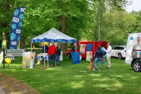 Val upptakt i Samskoleparken 25 maj ,Tobbe och Åse från Tibro kom på besök.