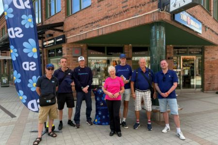 Valarbete denna vackra lördag i Lidingö centrum. Vi finns på plats varje lördag ända fram till valet – kom och säg hej, ställ frågor eller bara prata politik med oss!