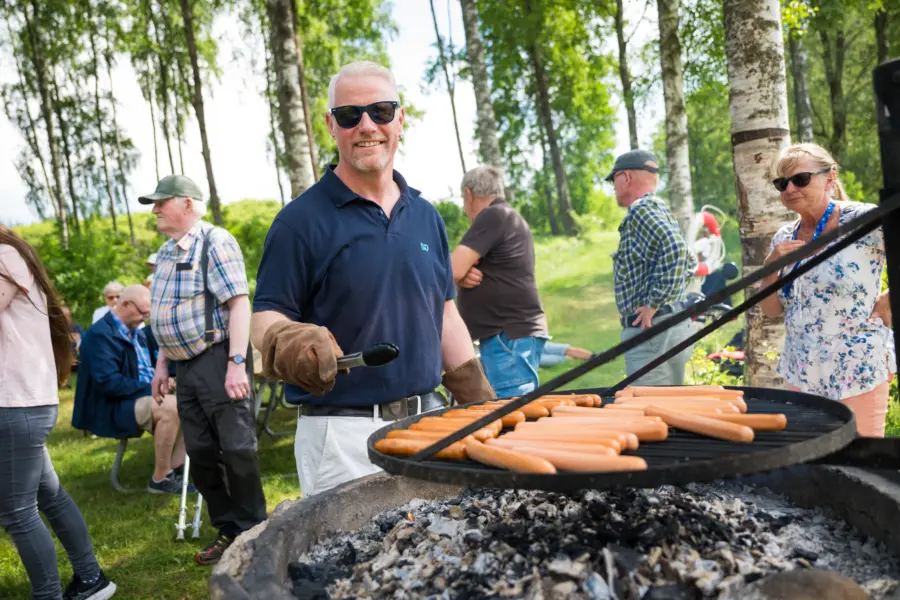 Krister Salomonsson grillar korv