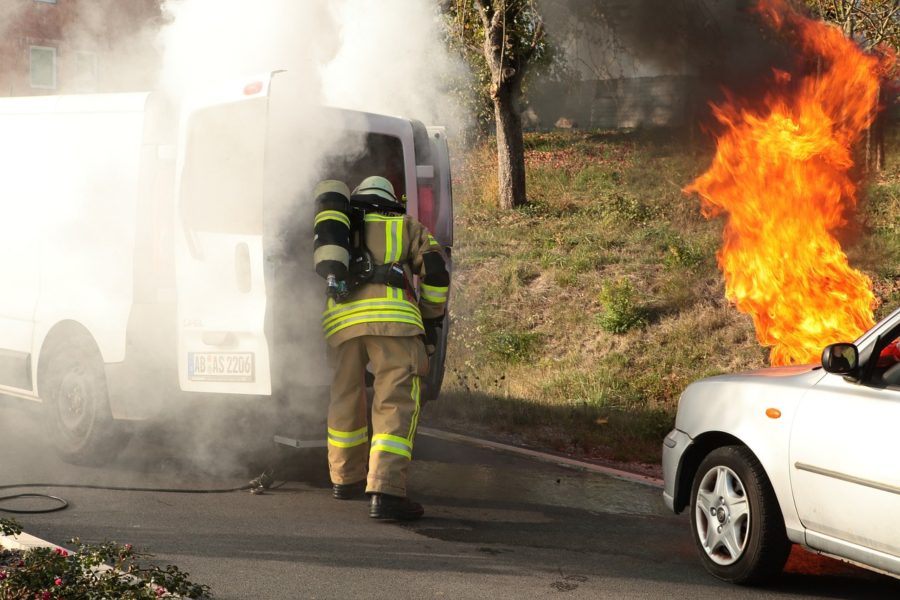 Brandman vid bil.