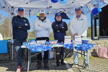 En solig men blåsig söndag. Var många som trotsade blåsten och kom för att snacka politik, de flesta ungdomar vilket är lovande för framtiden!