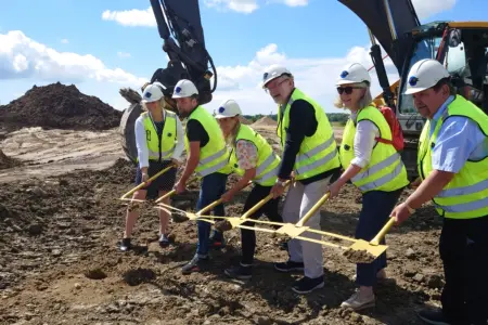 Första spadtaget till kommunens nya skola på Västeräng