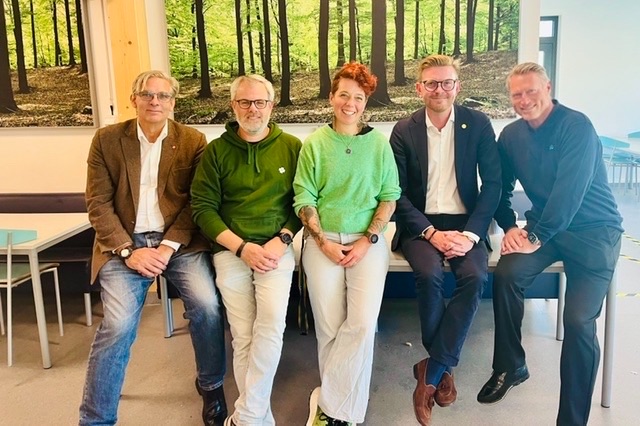 Företrädare för SD Vallentuna och andra partier vid ett möte i samband med politikerutfrågning på Lovisedalsskolan. De fem personerna ler mot kameran och representerar en bredd av partier som deltog i utfrågningen för årskurs 8 och 9 inför skolvalet.