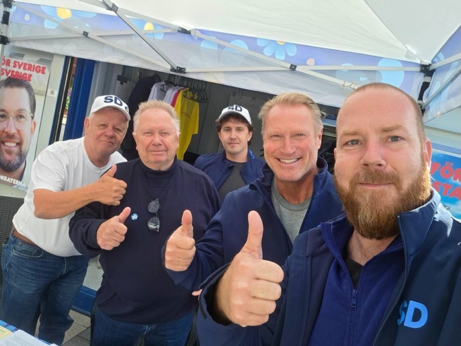 Dennis Ekström från SD Norrtälje tar en selfie tillsammans med fyra andra politiska representanter från SD Vallentuna, där alla gör tummen upp mot kameran.